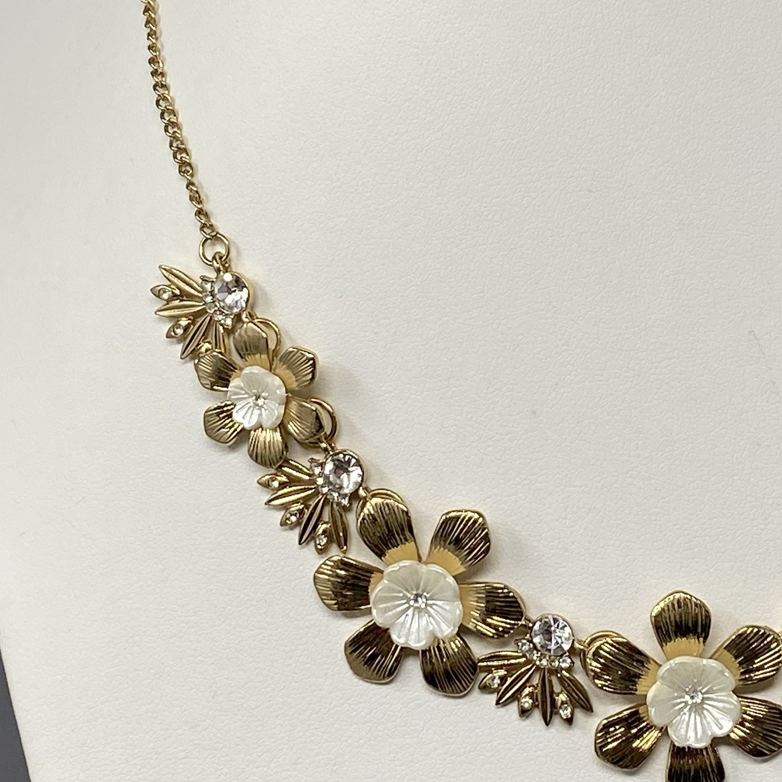 Gold Tone Chain Necklace Flower Links Collar Rhinestone Center Summer 20″