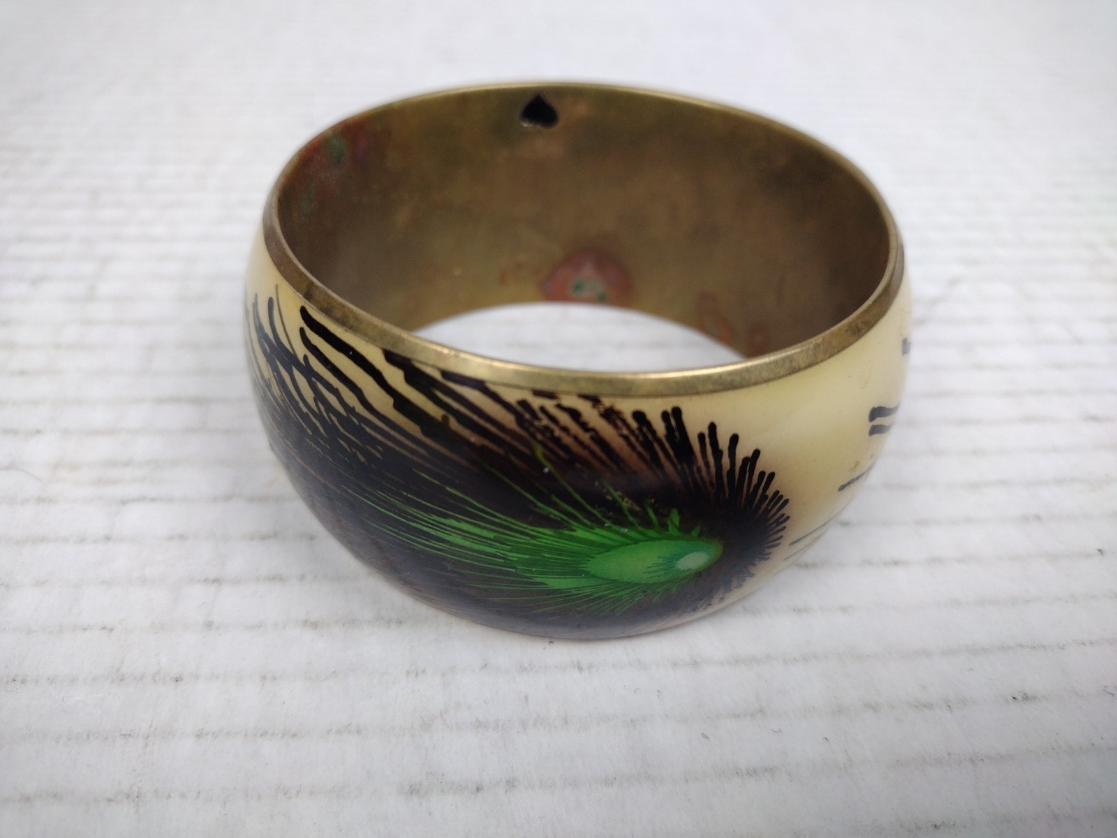 LUCITE ACRYLIC PEACOCK FEATHER BANGLE 1970’s CHUNKY BRACELET