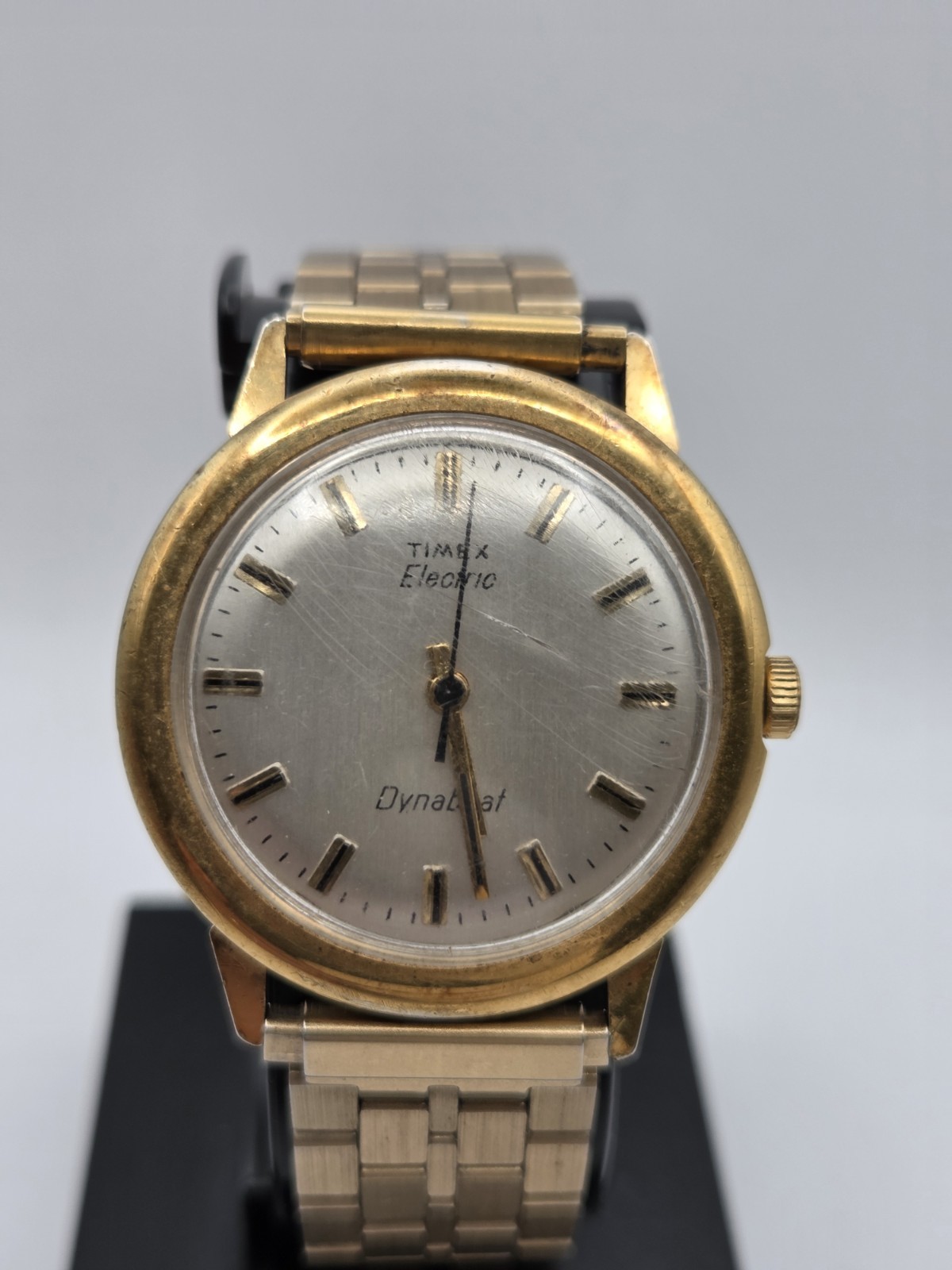VINTAGE RUNNING TIMEX ELECTRIC DYNABEAT 36mm WATCH GOLD TONE BRUSHED SILVER DIAL