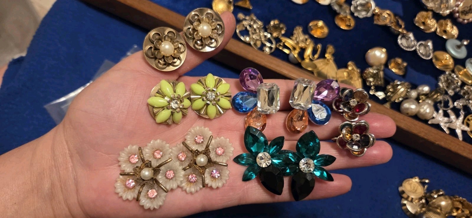 Vintage Mod Earrings Lot Of 117. 3lbs 15oz. 38 Signed Monet Hobé Avon Trifari…