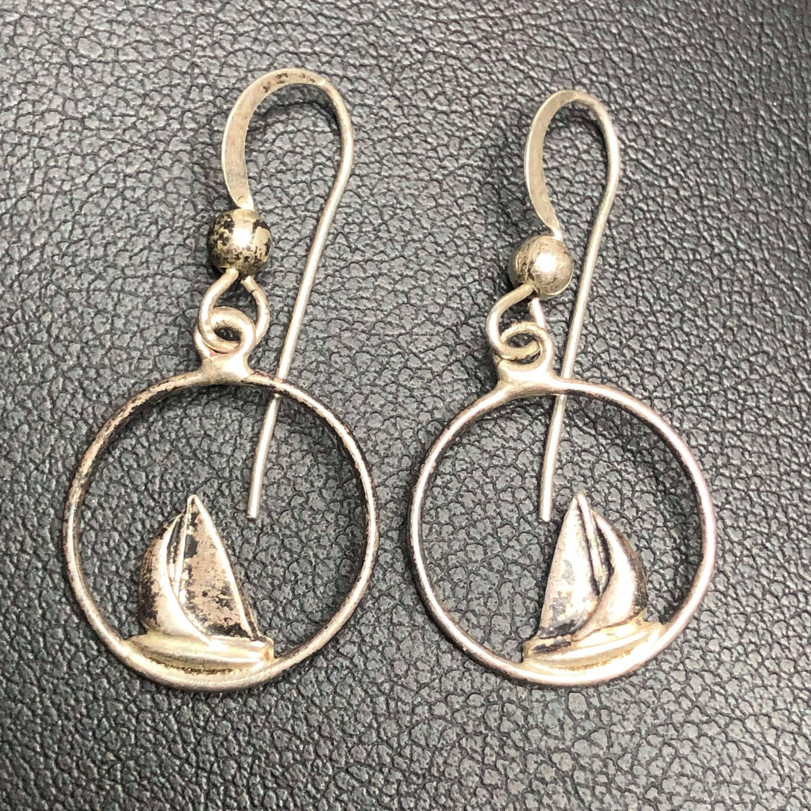 4021 Vintage Sterling 925 patina Sail Boat Circle Dangle drop earrings 1.1 gram