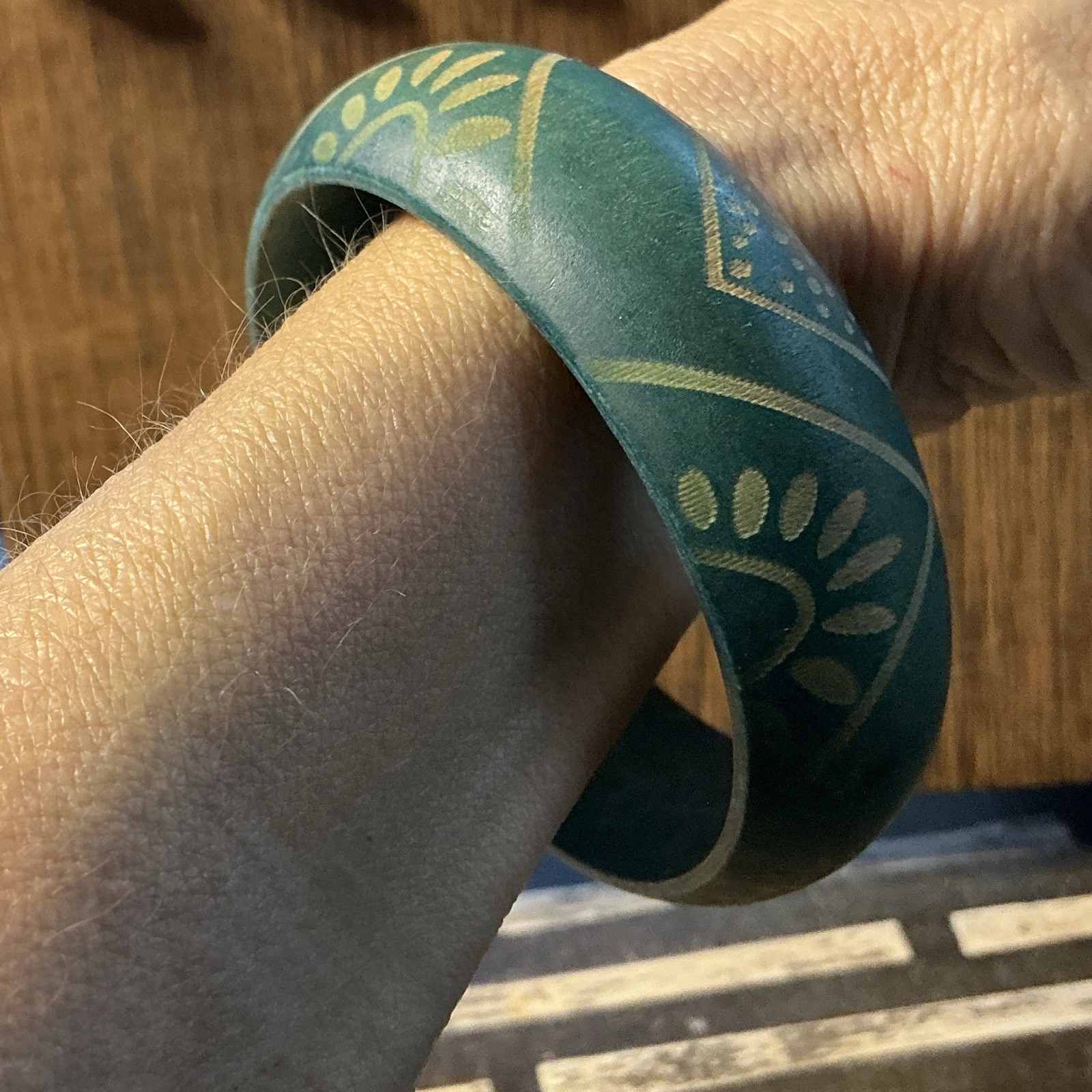 Green Wood Bangle Bracelet Gold Tone Geometric Floral Pattern No Stone