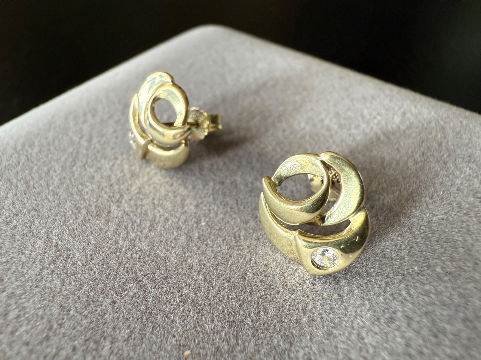 Stud earrings with 2 diamonds 585 Yellow gold