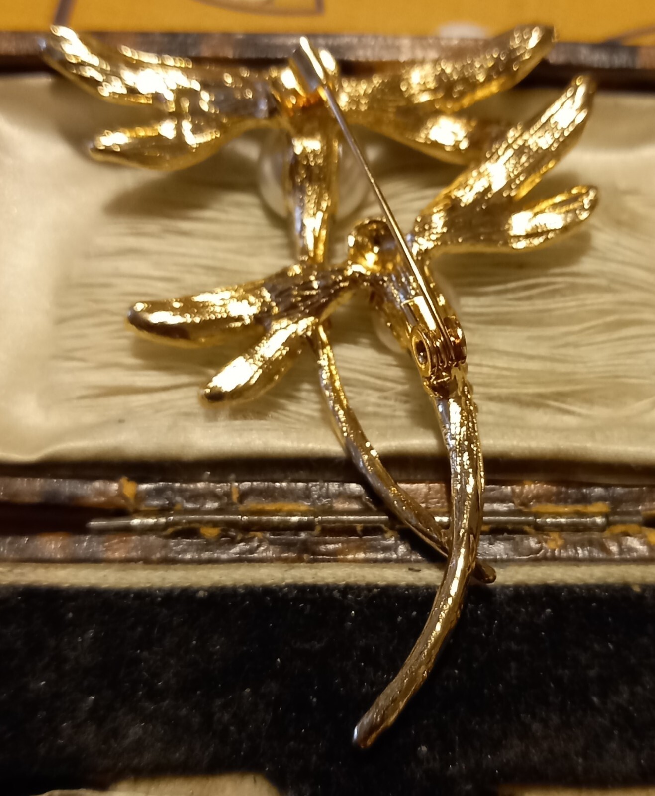 VINTAGE STYLE FAUX PEARL DOUBLE DRAGONFLY BROOCH VERY PRETTY