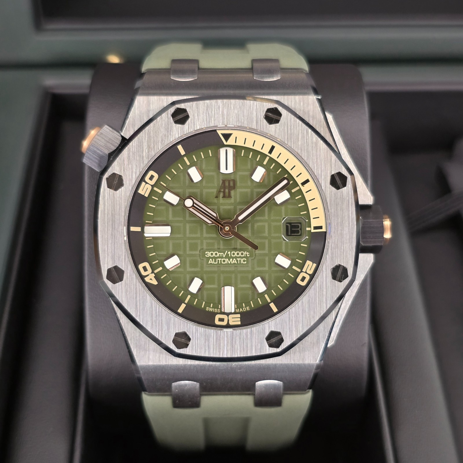 AUDEMARS PIGUET ROYAL OAK OFFSHORE DIVER KHAKI DIVER 15720ST 42MM WARRANTY B&P
