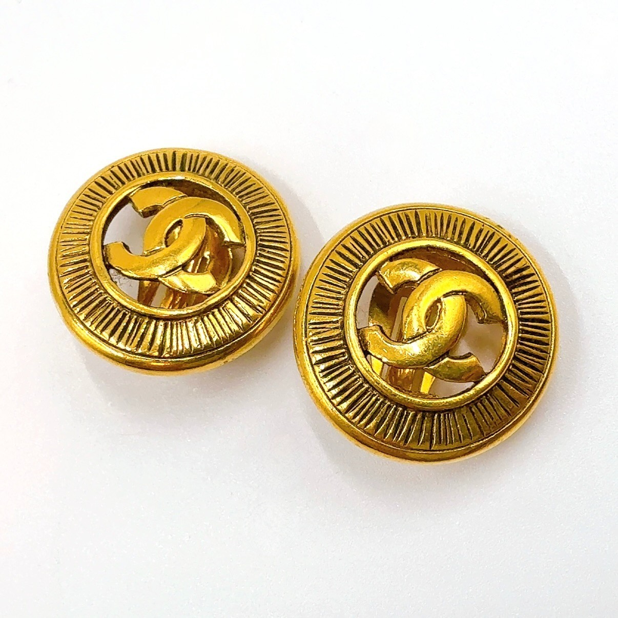 CHANEL CC Logo Coco Mark Vintage Earrings Gold-tone Matelasse Clip-On Auth JAPAN