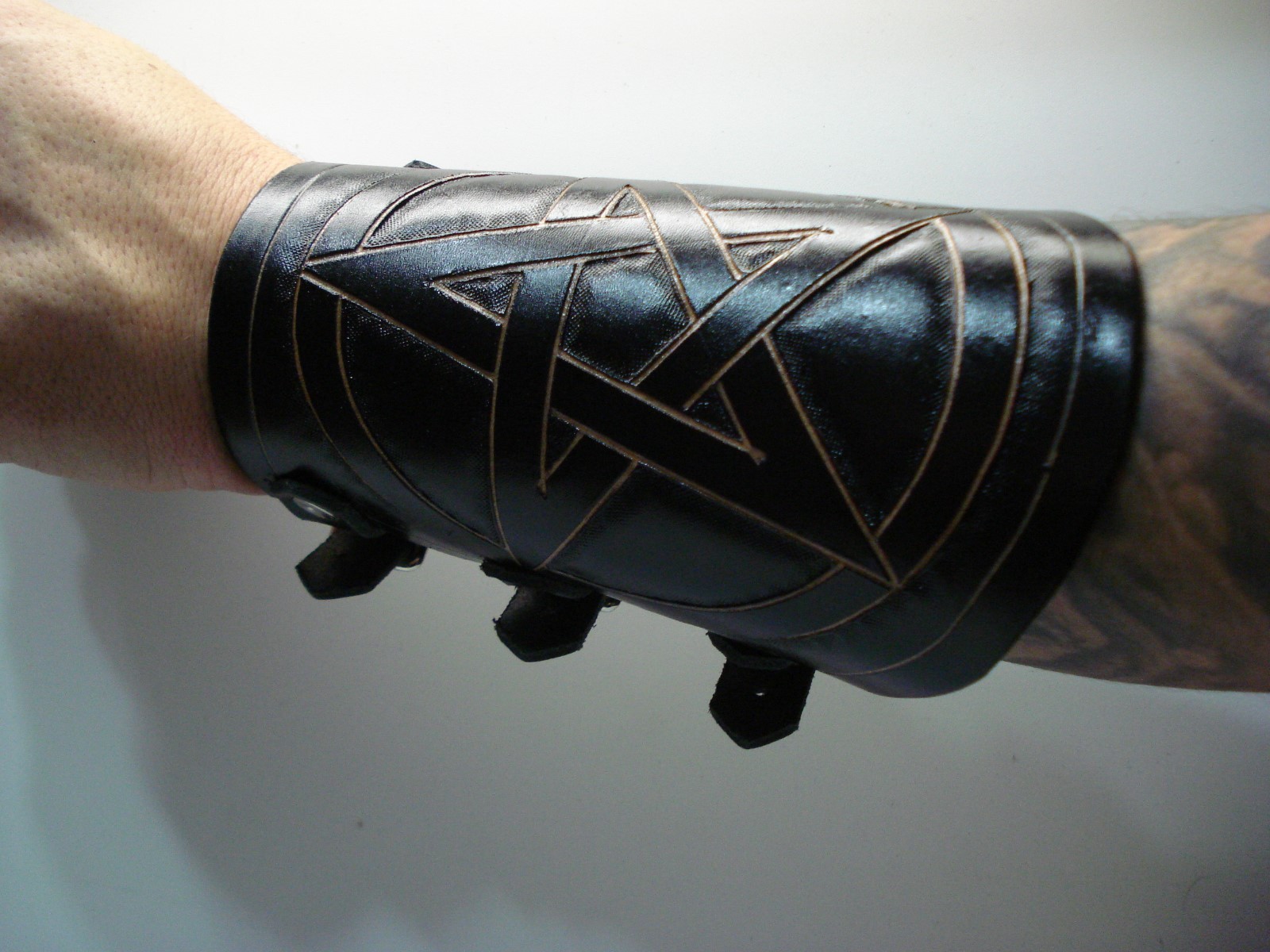 LEATHER LEATHER CARVED GAUNTLET…DEATH METAL…(MDLG0152)….BRUJERIA