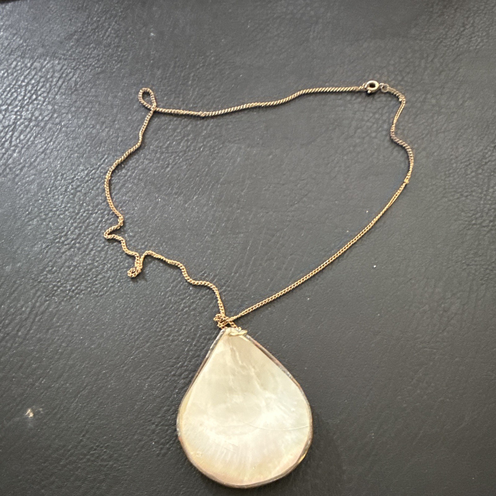 Gold Tone Metal Cable Chain Necklace Teardrop Beige Shell Charm Spring Ring