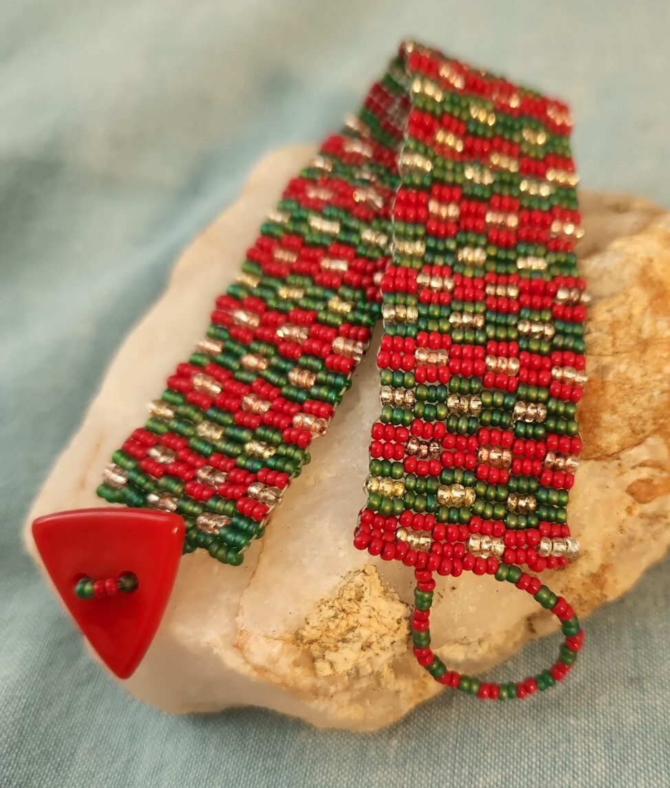 Ladies bracelet Peyote Style Green Red Gold Beaded 7.5 inch long 1 inch wide
