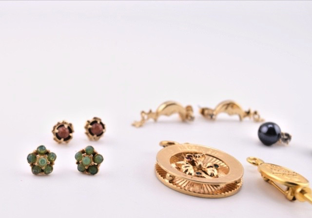 Small Costume Jewelry Lot – Earrings, Pendant / Charms – 6 pieces