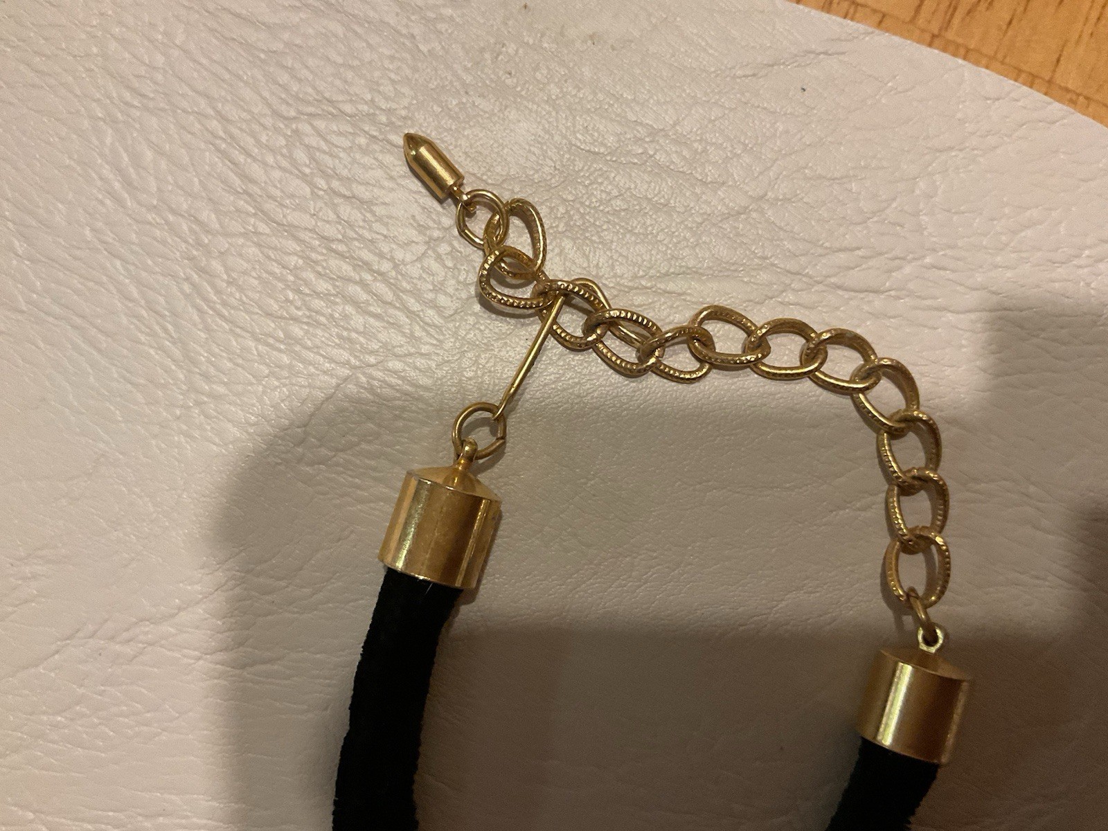 VIMTAGE AVON BLACK AND GOLD TONE NECKLACE CHOKER