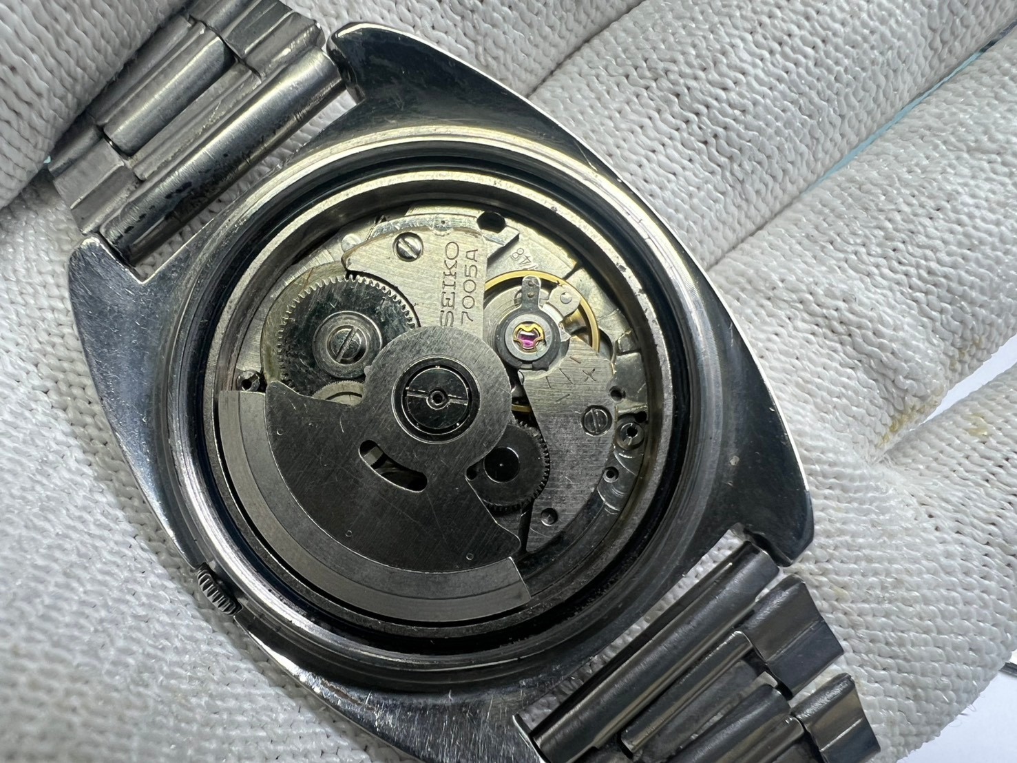 76. Seiko wristwatch 7005-8120 R date 37 mm running