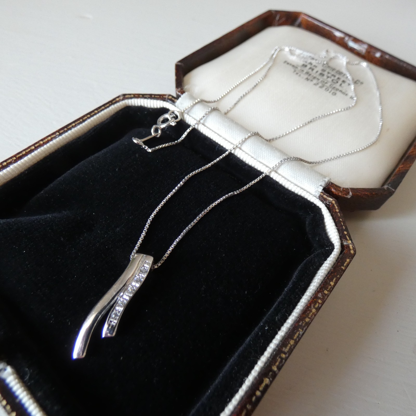 9ct White Gold Pendant Necklace Clear Stones 375 Box Chain 16″ Wave Ribbon