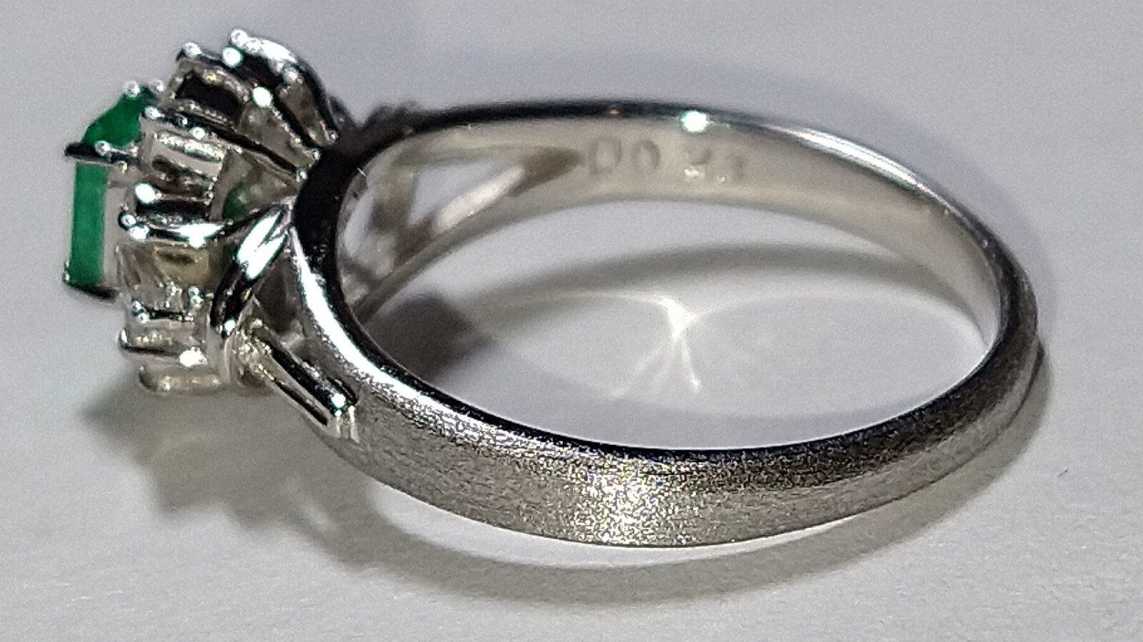 Solid platinum 0.57 carat natural emerald diamond ring 4.05 grams sz 4.75 pt900