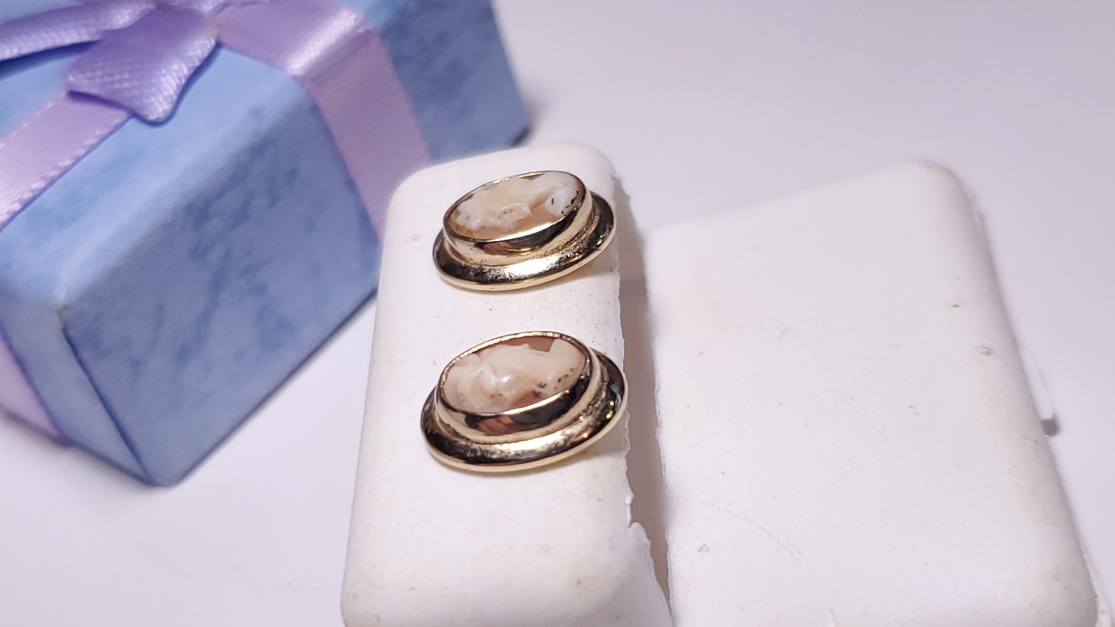 Vintage Natural Carved Oval Cameo/shell Bezel Dropped edge 14Kt YG Earrings23867