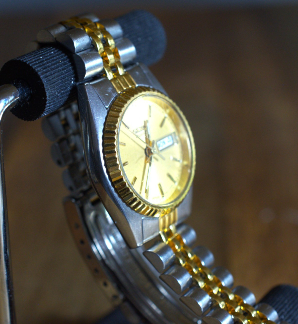 Vintage Seiko Womens Presidential Style – 24mm – Day/ Date – 7N83-0041 – 6″ Band