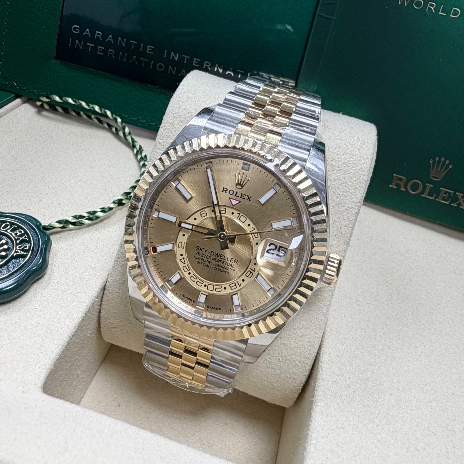Rolex Skydweller 2025 42mm 336933 Champagne Dial 18K YG Bezel TT Jubilee B&P