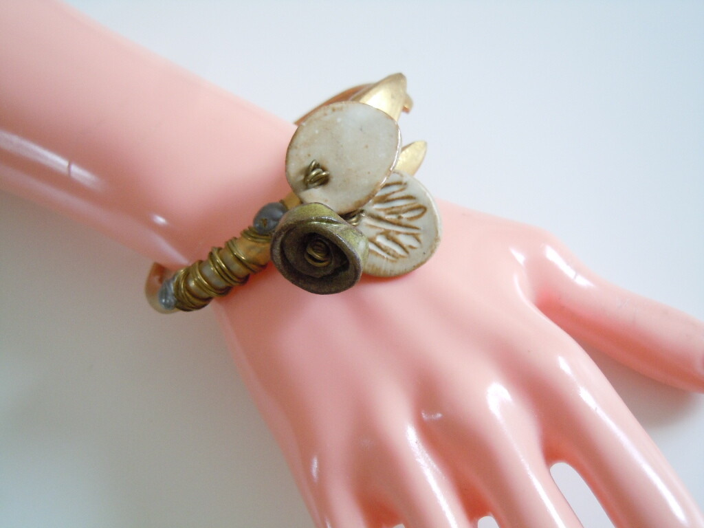 Bangle With Flower Decoration 81.4 G/6.8 X 6.6 Cm