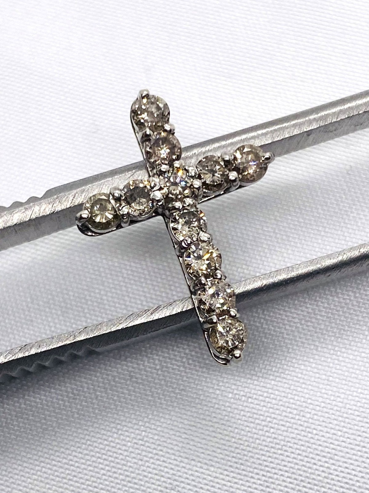 Platinum 900 11 Diamond Cross 21 x 15.1mm