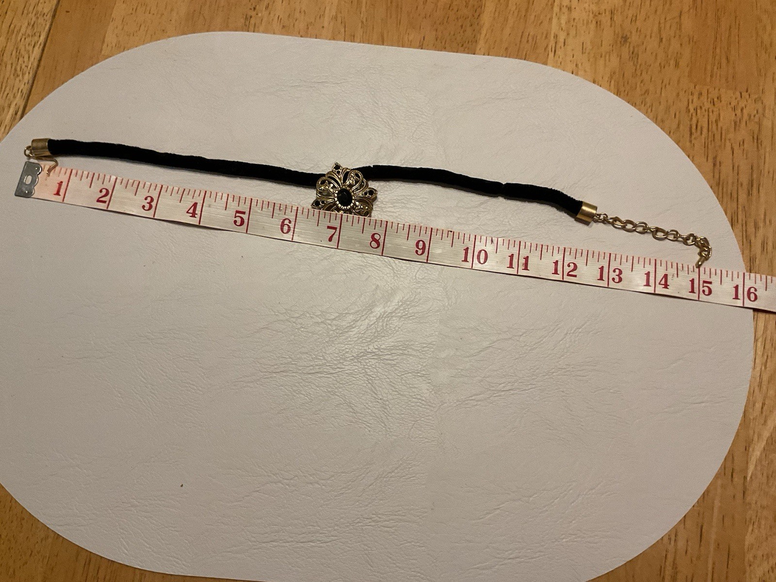VIMTAGE AVON BLACK AND GOLD TONE NECKLACE CHOKER