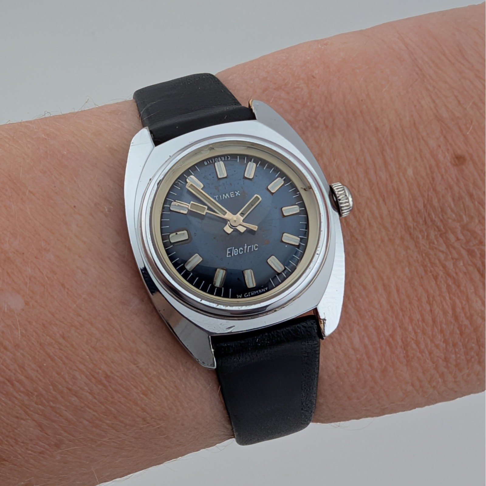Vintage Timex Electric Navy Blue Cushion Case Quartz Watch 25mm Running