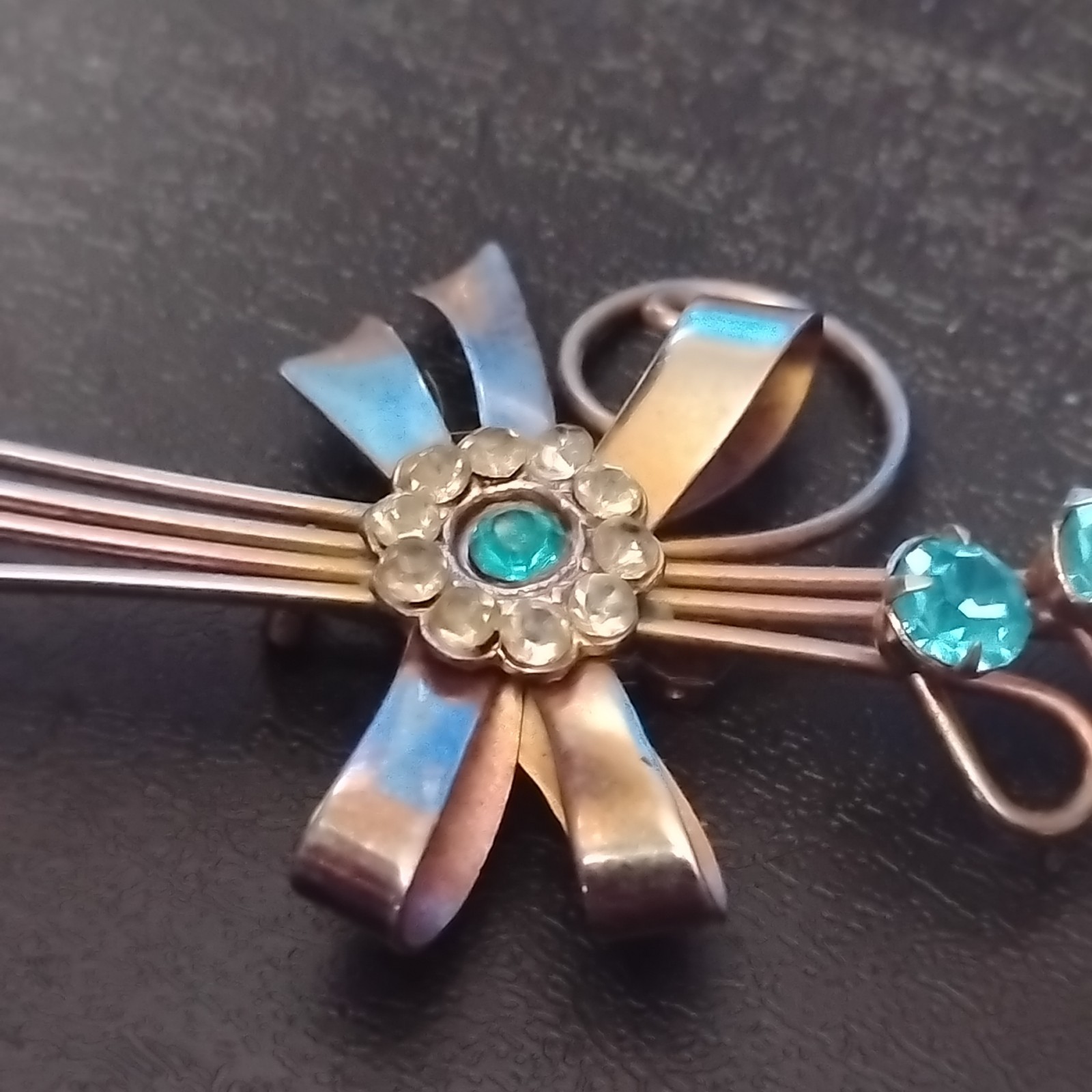 1935-1950 VTG RETRO STYLE CLEAR & AQUA RHINESTONE BOW PIN/BROOCH SILVER TONE