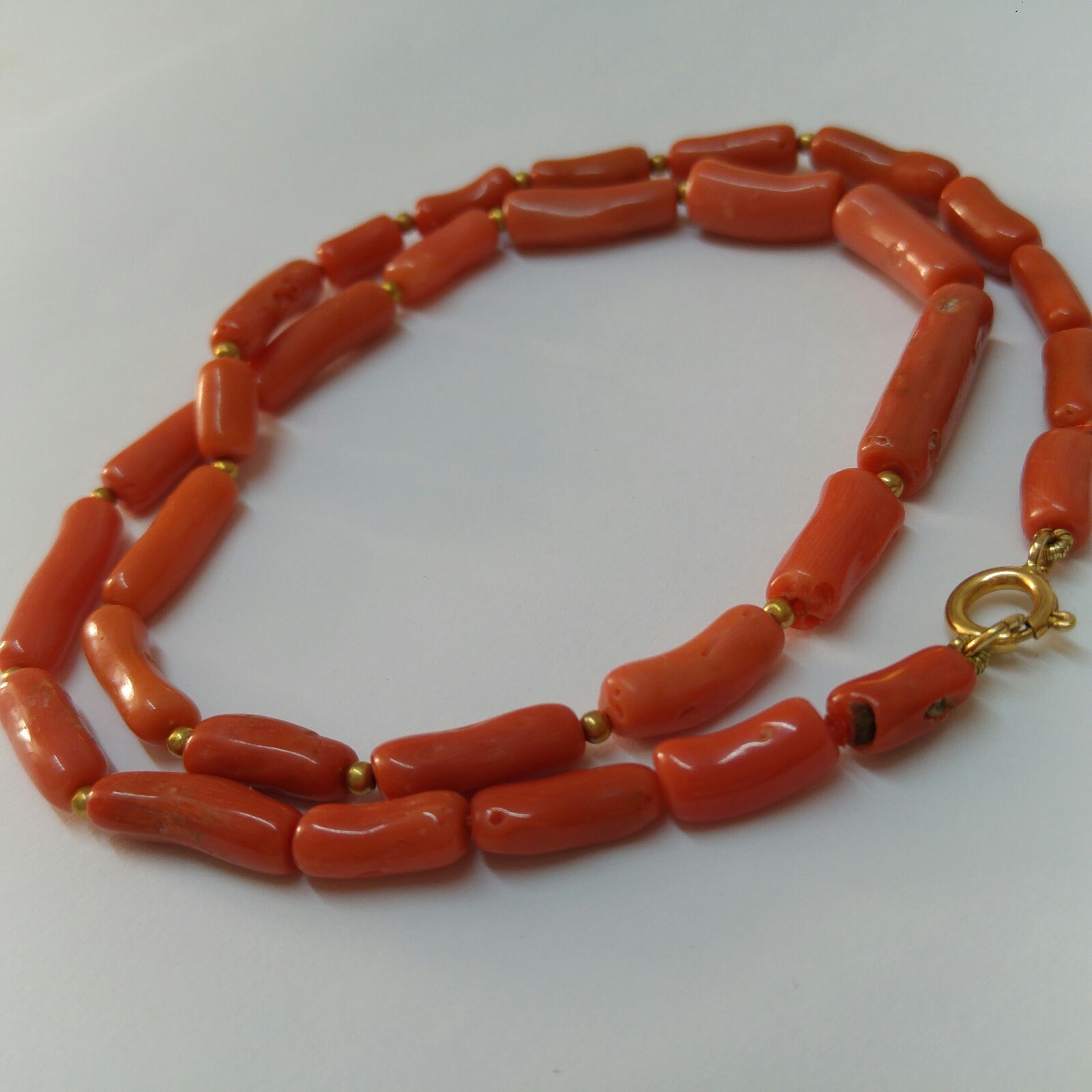 tube necklace, natural salmon coral, 18kt yellow gold, undyed