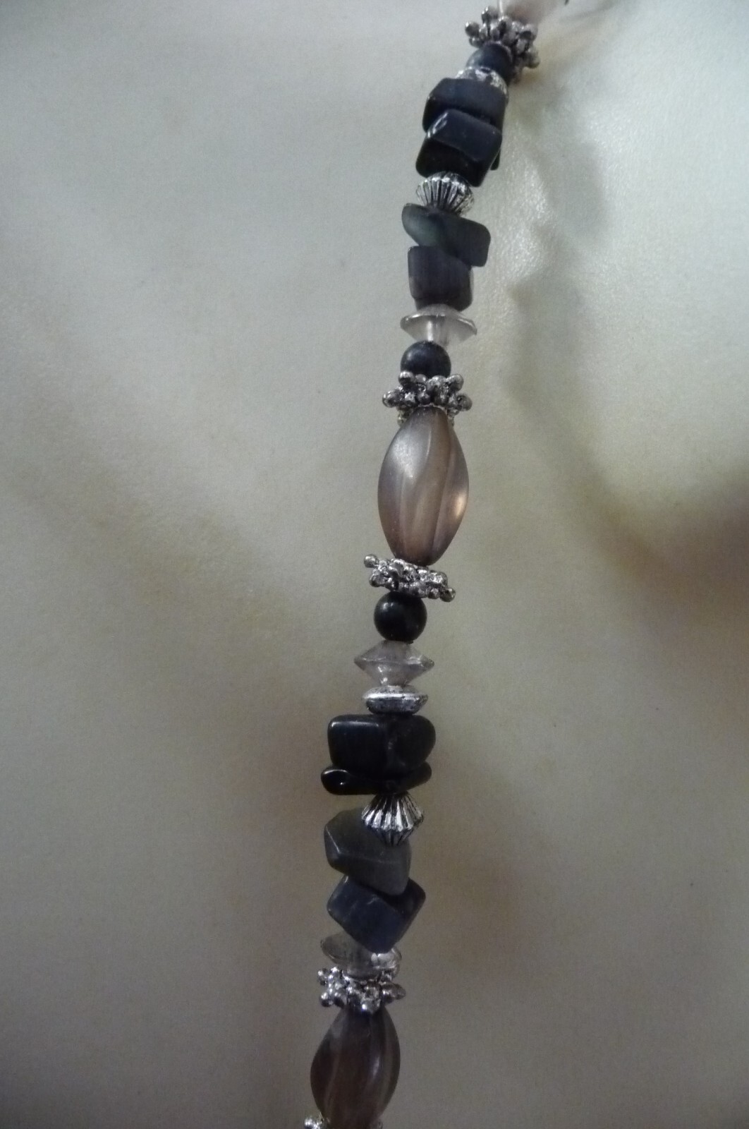 A#1120X vtg NECKLACE 8″L BLACK GRAY & SILVER TONE BEAD W YELLOW & BLACK PENDANT
