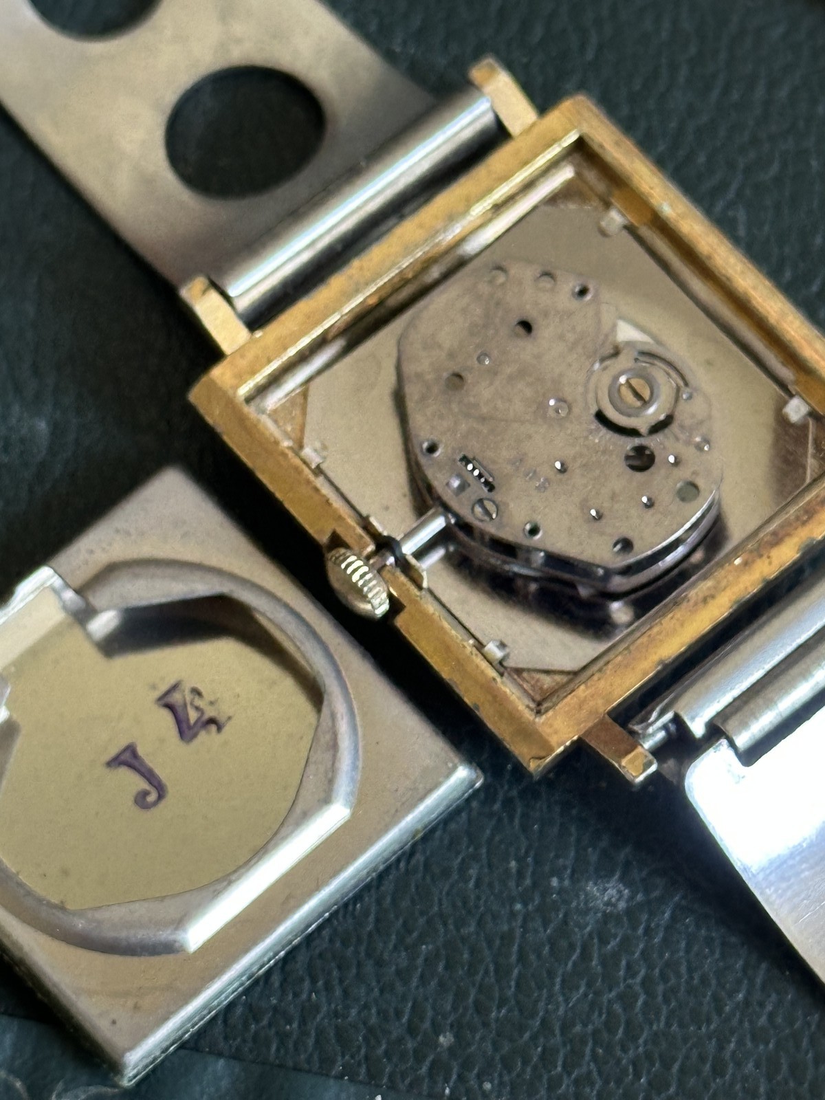 Kelton Armachoc mécanique antichoc vintage Métal doré, fond en acier inoxydable