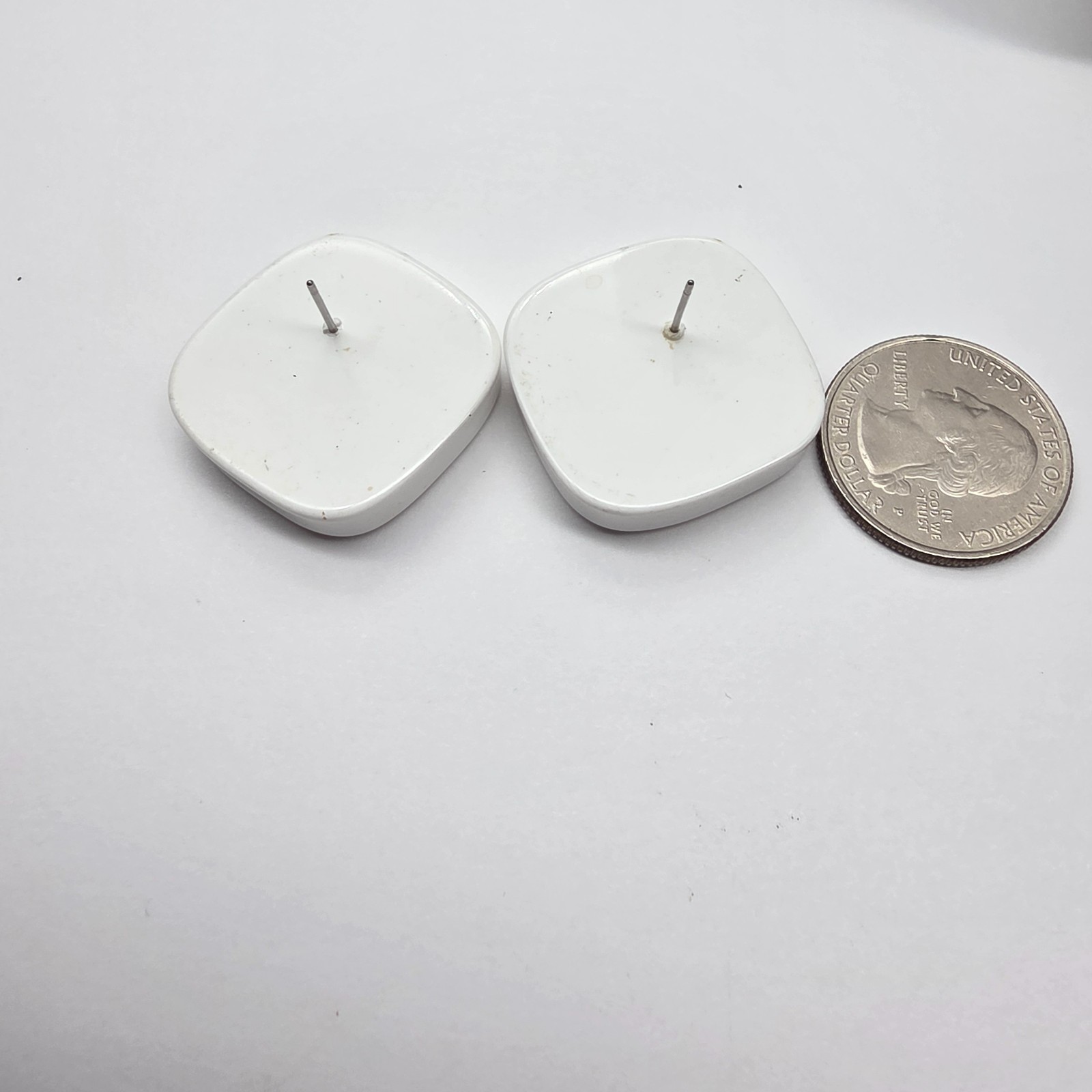 Unsigned Avon White Plastic Cream Glitter Confetti Pierced Earrings Vintage