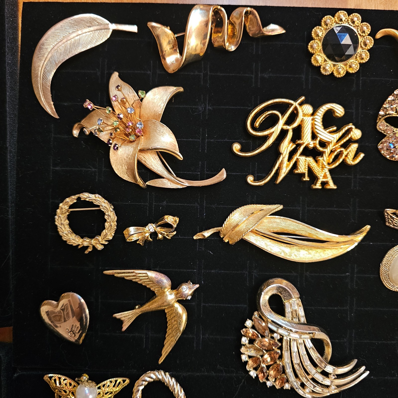 Vintage Brooch Pins Lot 30 Unbranded/Trifari/Dubarry/Ricci/J. Lee/Boucher B84