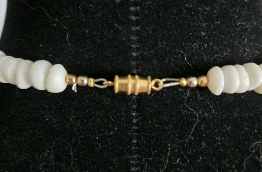 Vintage Genuine Puka Shell Necklace 19″ graduated size 8-10mm shells 83 grams
