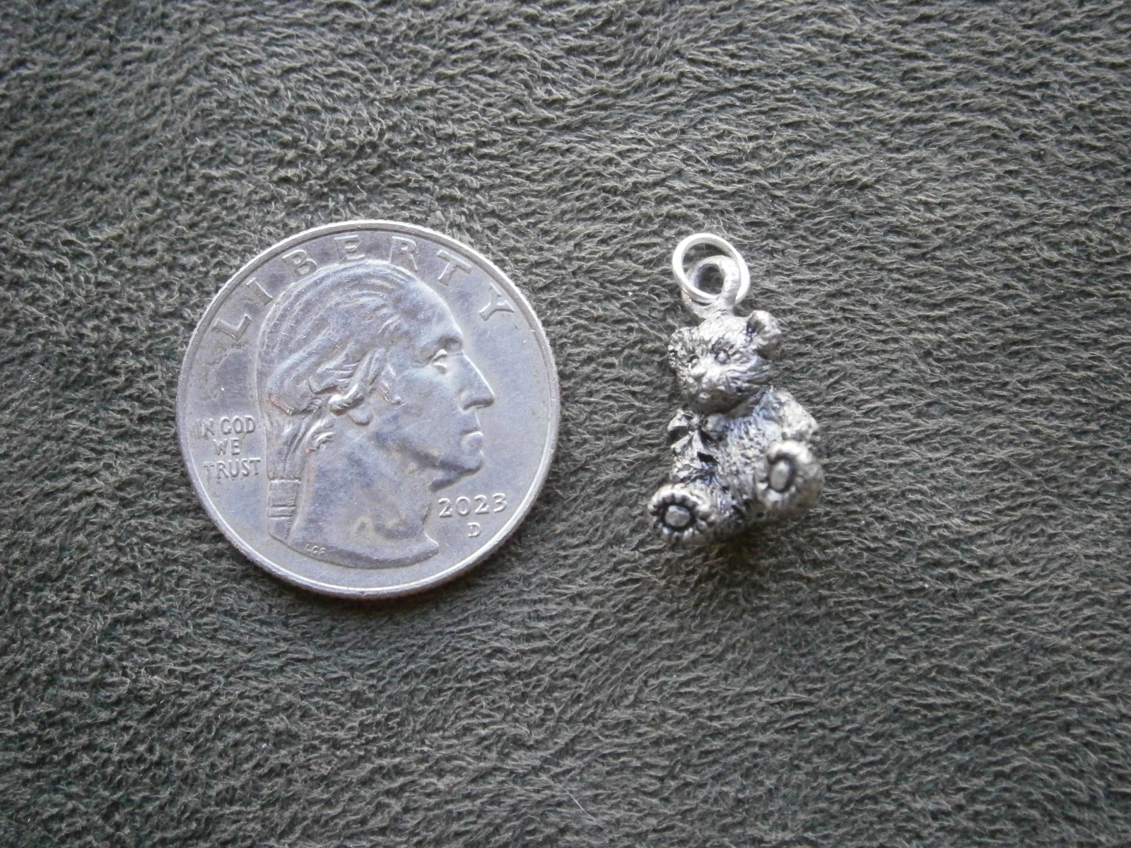 Seated Teddy Bear Detailed Vintage Dark Silvertone Charm Pendant 4.0g