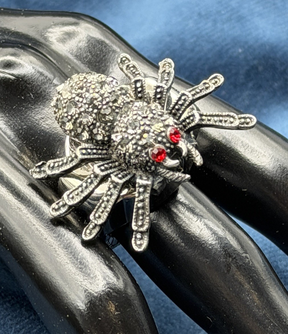Strada Spider Ring Watch Adjustable Hidden Face Black Red Rhinestone Silver Tone