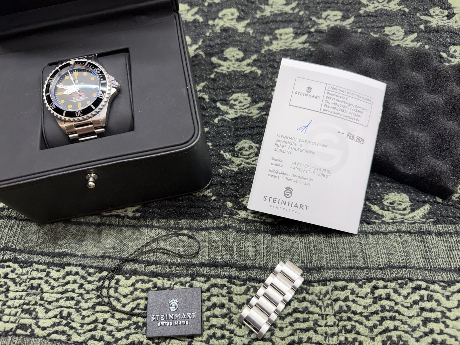 Steinhart Ocean One Automatic Diver 300m “Vintage Red”
