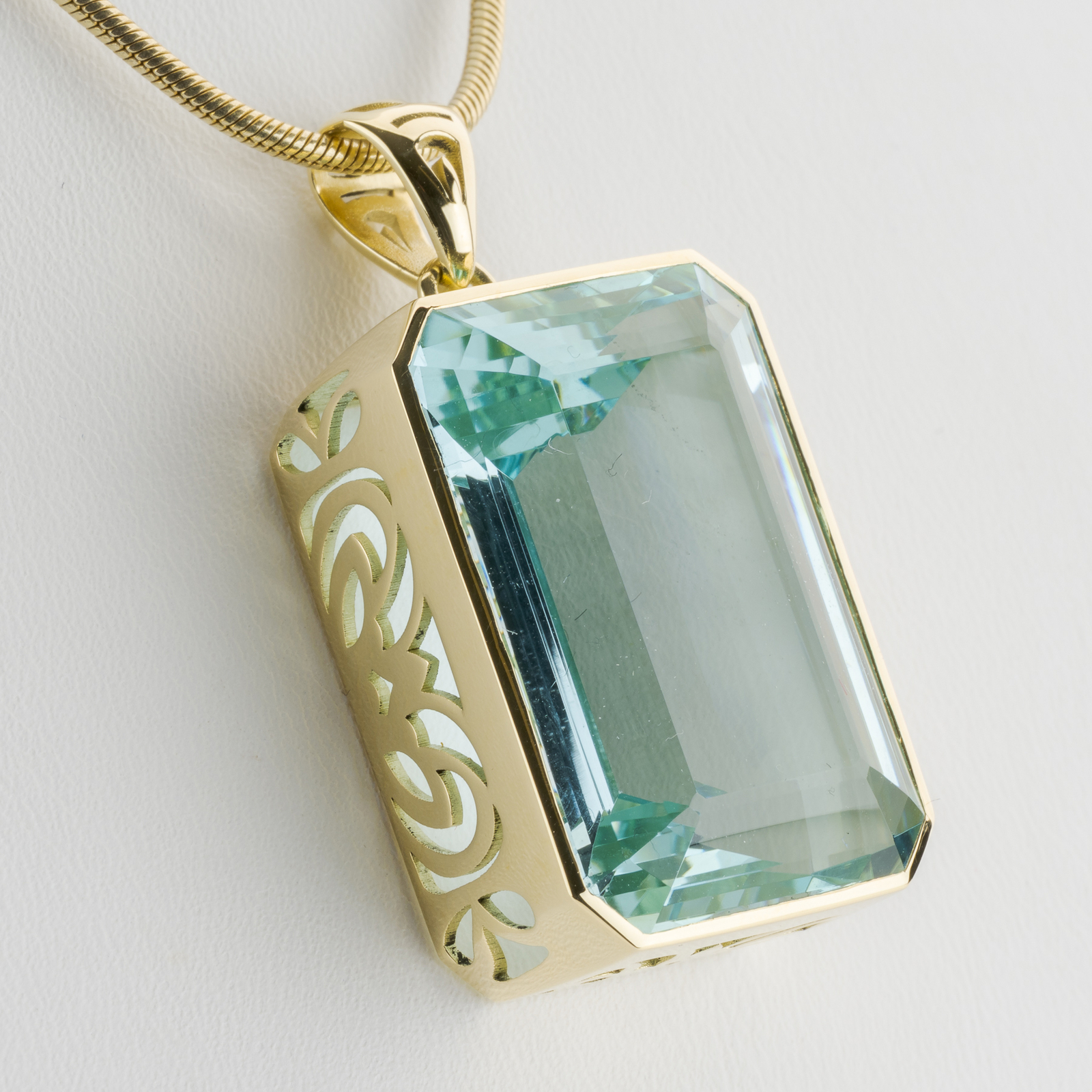 14k gold pendant with an aquamarine