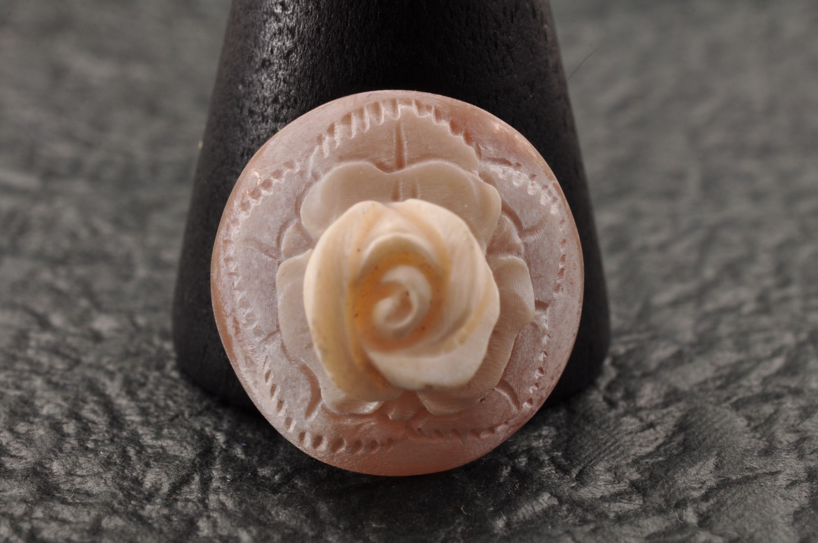 9 items , vintage shell cameo White and brown color (Total 188.5ct) with case.