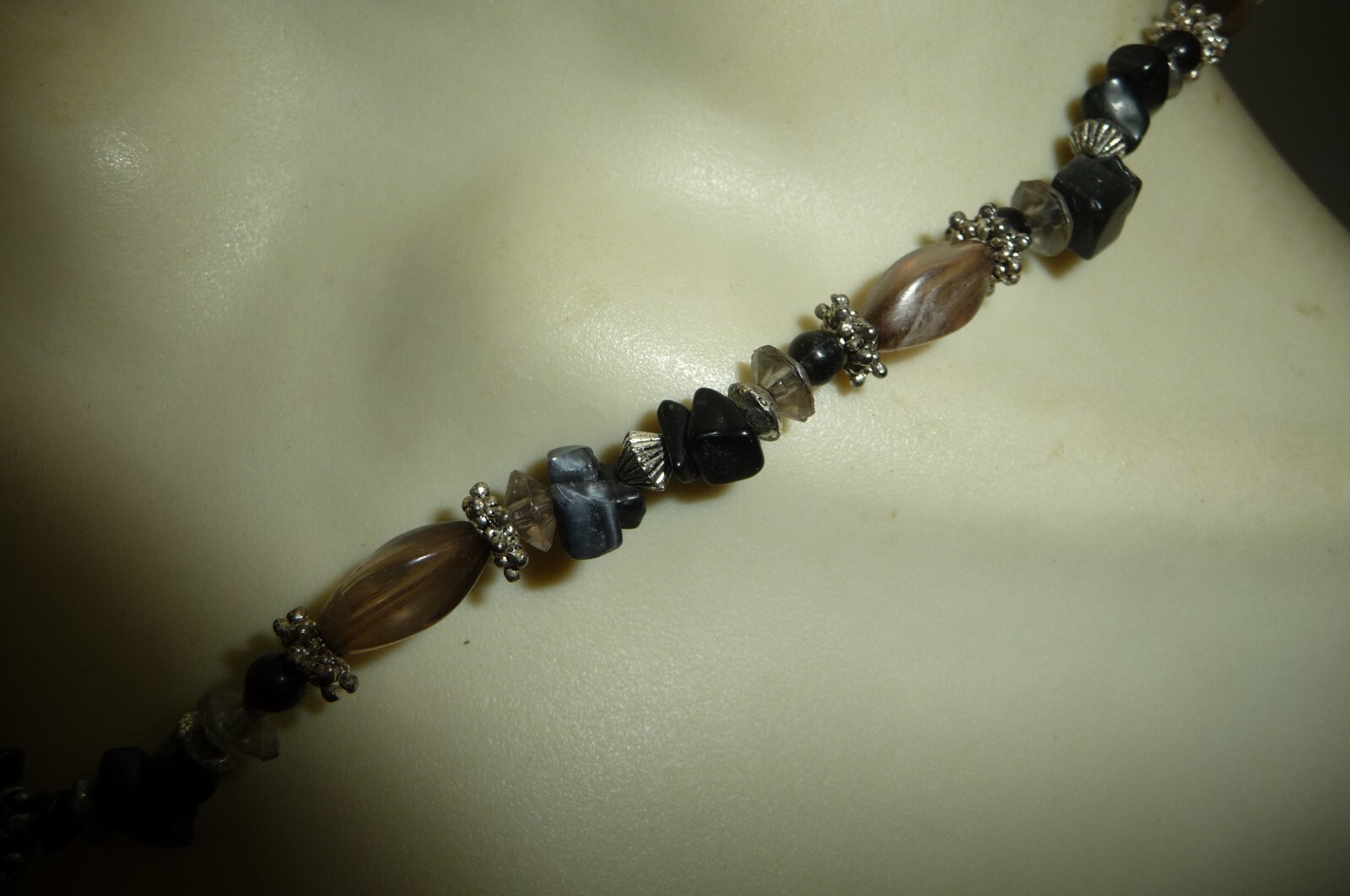 A#1120X vtg NECKLACE 8″L BLACK GRAY & SILVER TONE BEAD W YELLOW & BLACK PENDANT