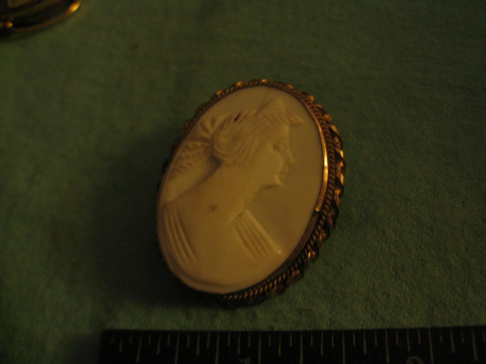 Detailed Shell Cameo Brooch Set in Gold