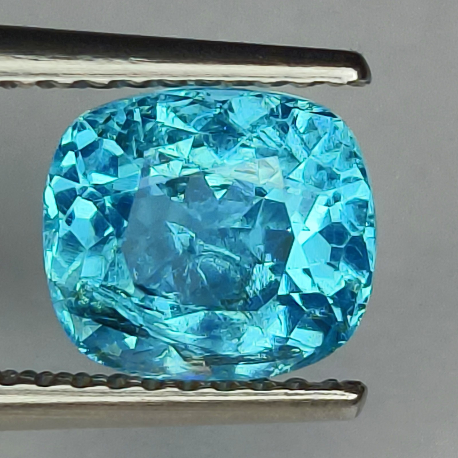 PRETTY NATURAL2.00Cts BEAUTIFUL NEON BLUE APATITE