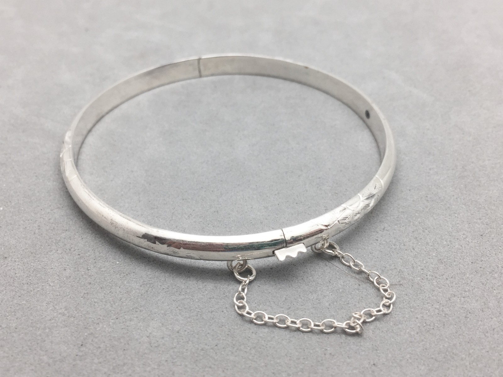 Sterling Silver Designer SU Hinged Locking Bangle Bracelet 5mm Wide 5.7 Gr New