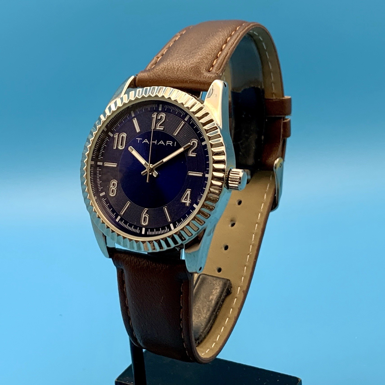TAHARI By ACCUTIME Men’s Quartz Wristwatch Fluted Bezel Working New Battery