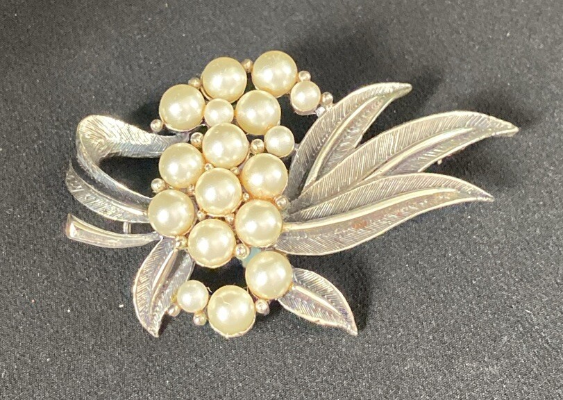Tortolani Vintage Brooch Faux Pearl Pin Designer Signed Leaf Silvertone I5