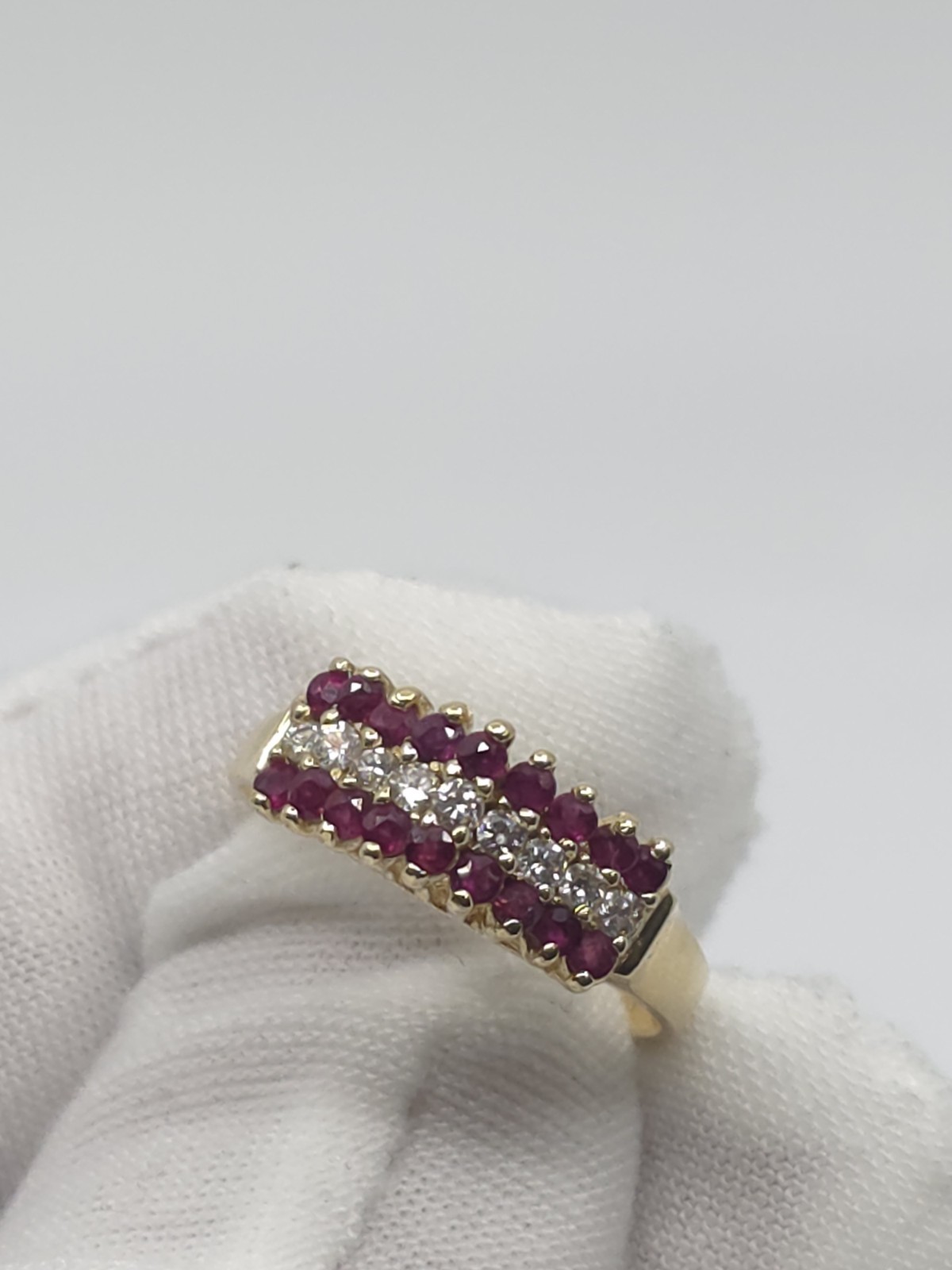 14K Yellow Gold Ruby & Diamond Ring Size 7 3.2g 18 Rubies 0.23 CTW Diamonds