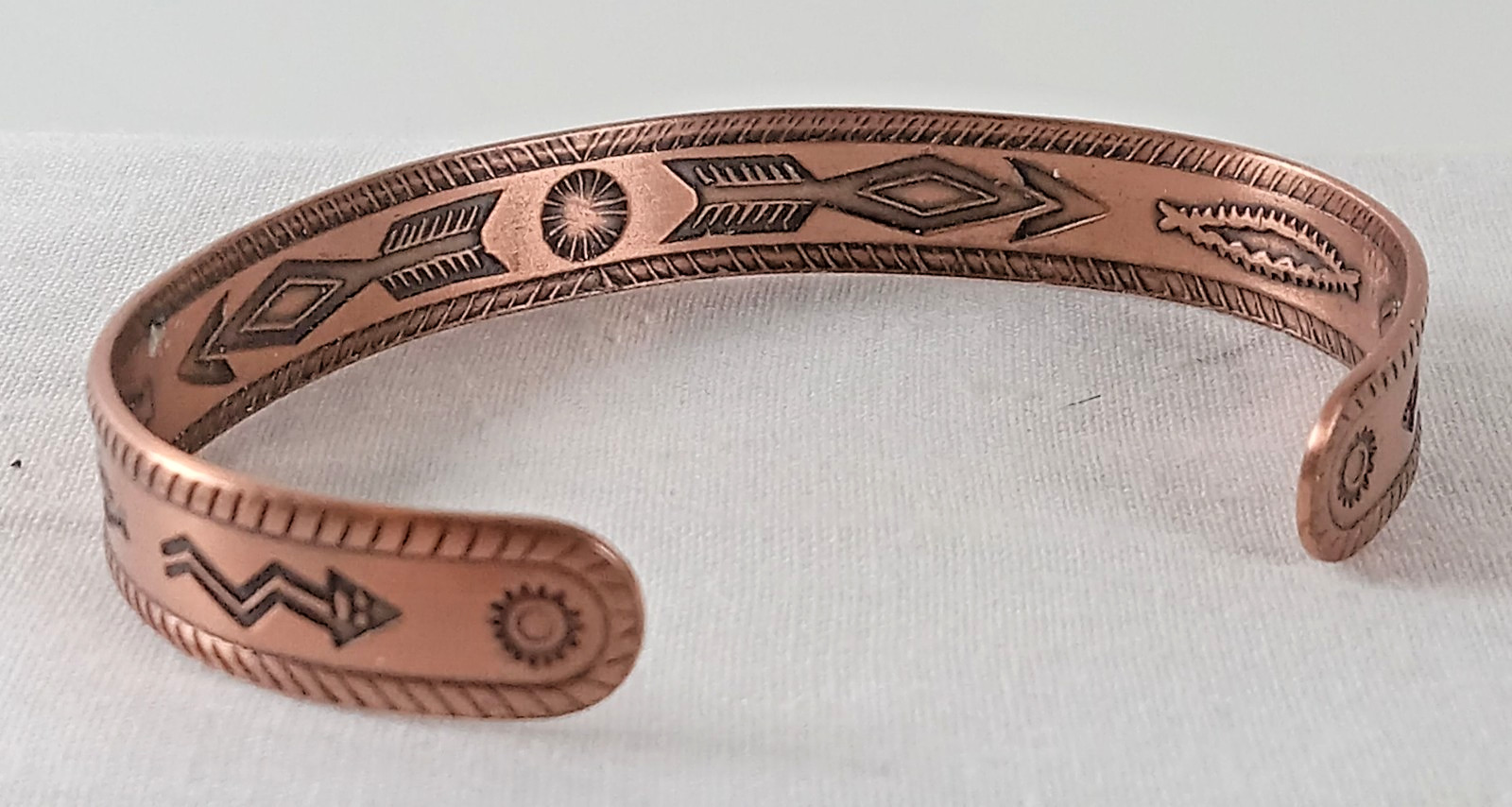 Wheeler Manufacturing Co. solid copper petite cuff embossed arrows 2 1/8″ dia