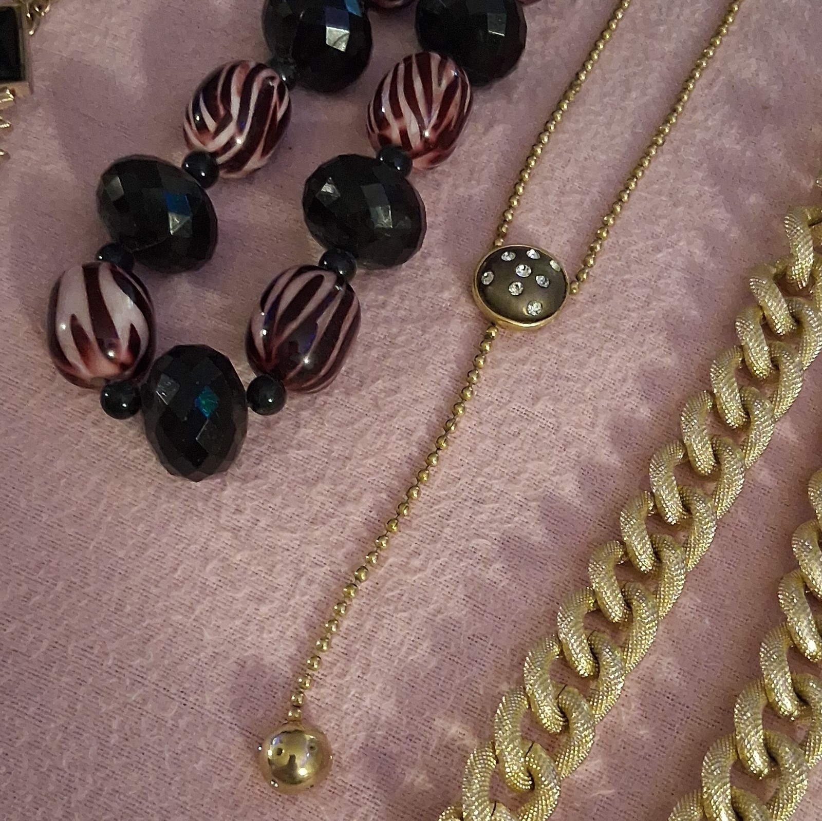 Women’s Fashion Mixed Jewelry Lot of 5- Necklaces/Chain/Bracelet Gold/Black