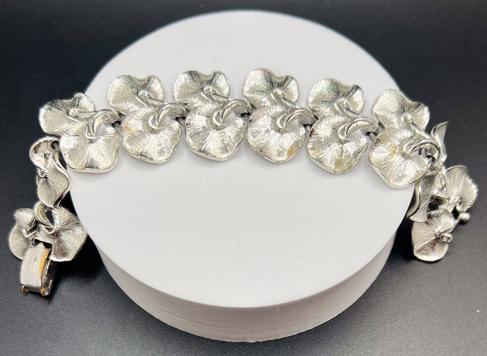 Vintage LISNER Rhodium Plated Link Bracelet Lily Pad Motif 7.25”