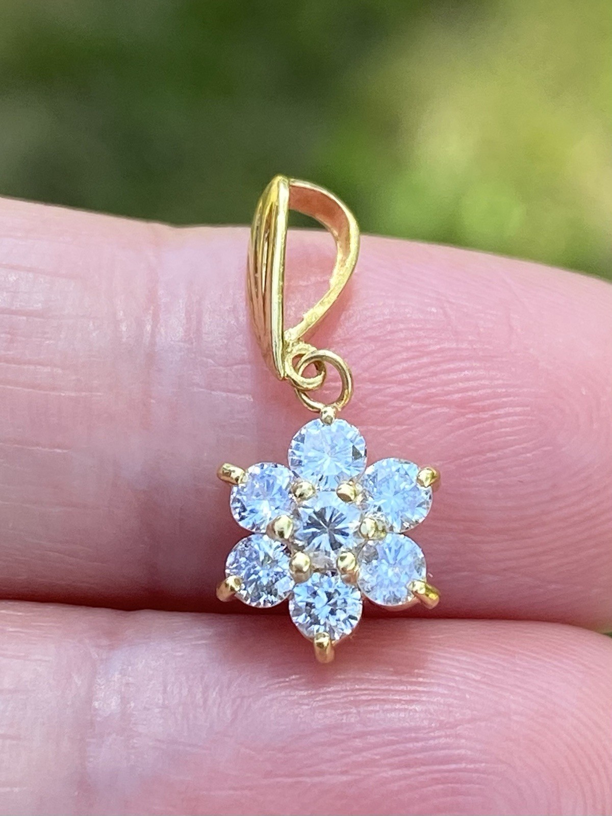 18K Yellow Gold 0.50CTW 100% Natural Diamond Flower Cluster Pendant