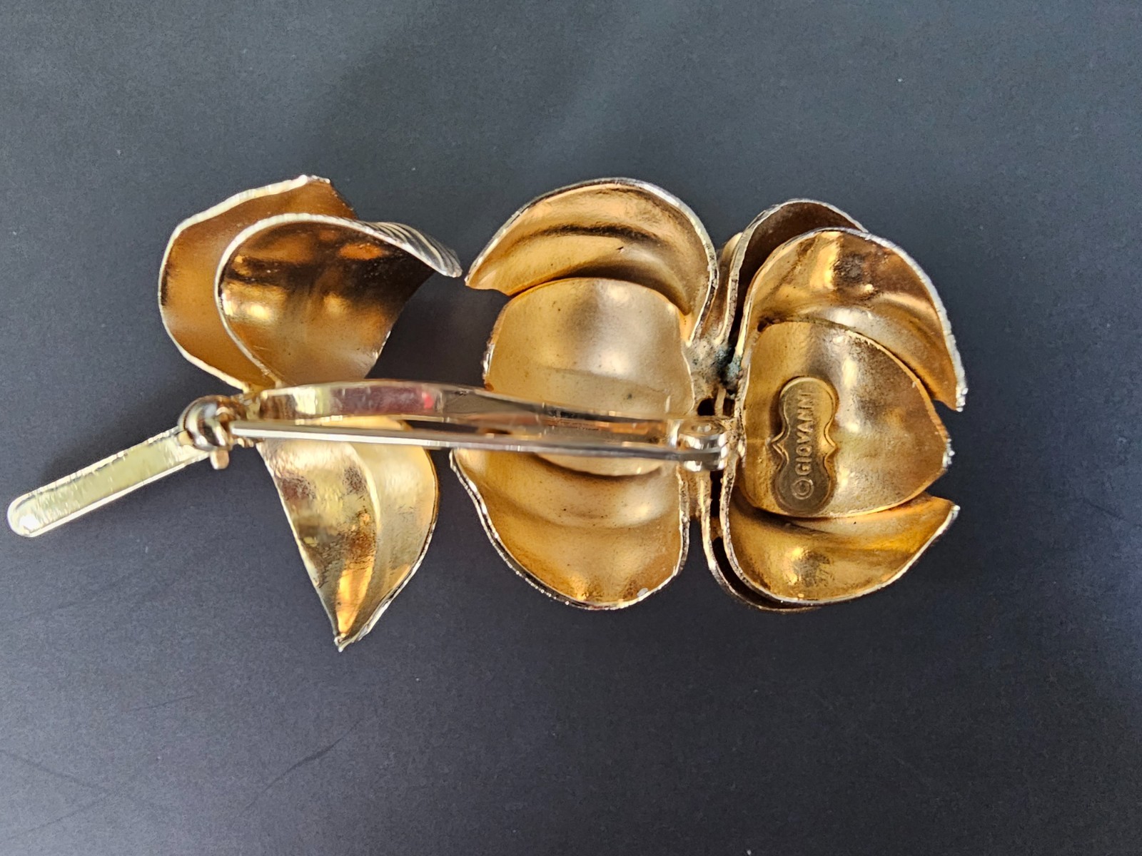 Vintage Signed Giovanni Gold Tone Floral Plant Brooch Pin 3×1″ 1960s Textured