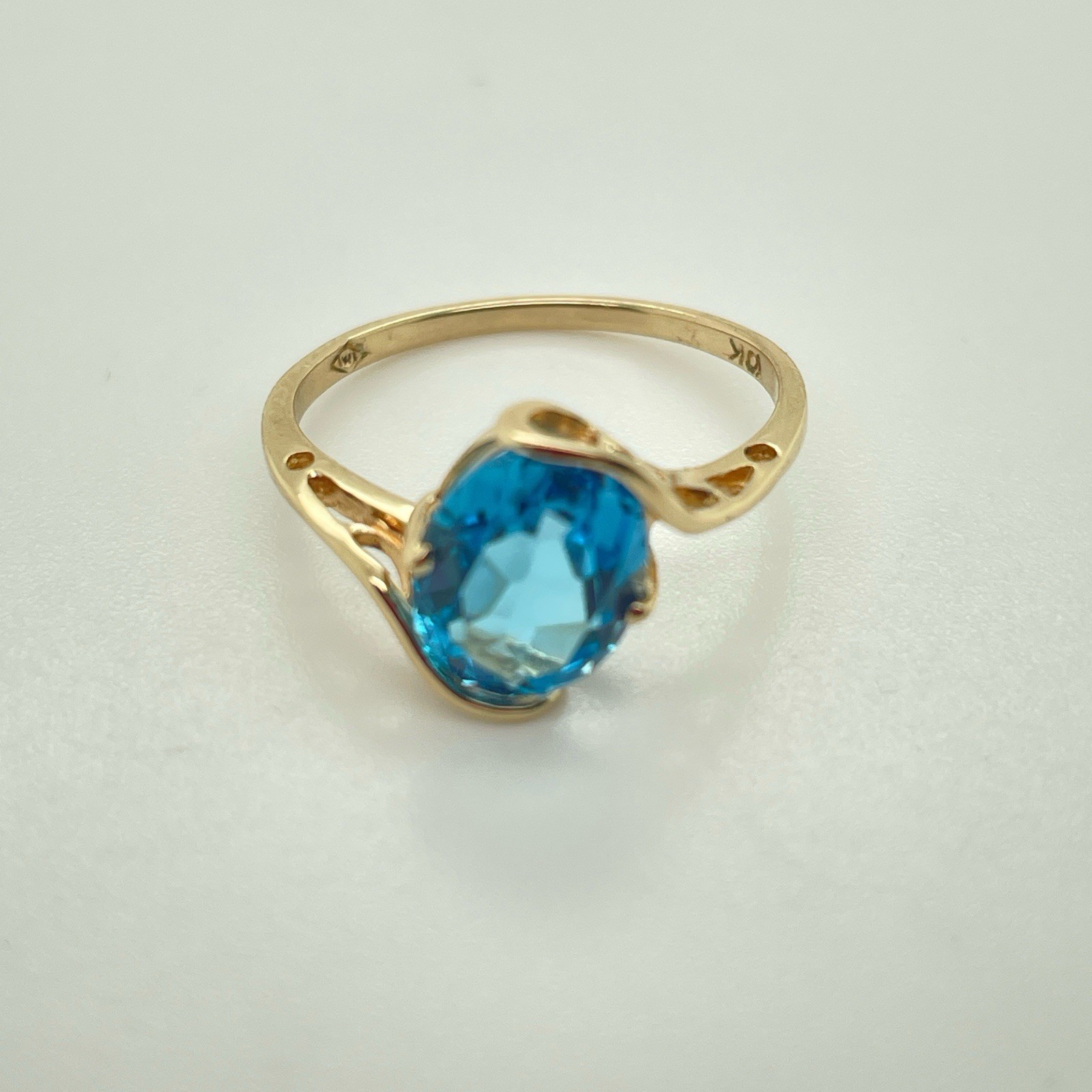 10k Yellow Gold Oval9.2mm by 7.2mm Blue Topaz Ring Size 6 1/4 – 1.7 Grams